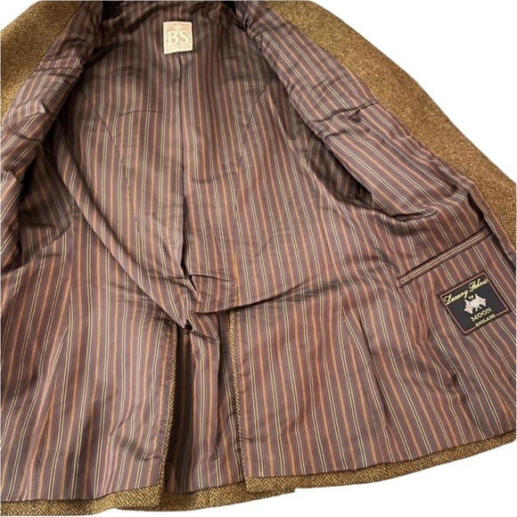 Elegant Women's Tan Tweed Blazer - Picture 2 of 14